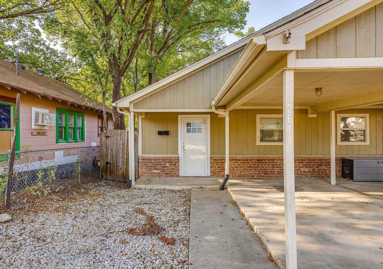 Freshly Remodeled 3 Bed- 2 Bath Garage Apartment Available for New Tenant- One Side of Duplex- 76103 — Photo 1