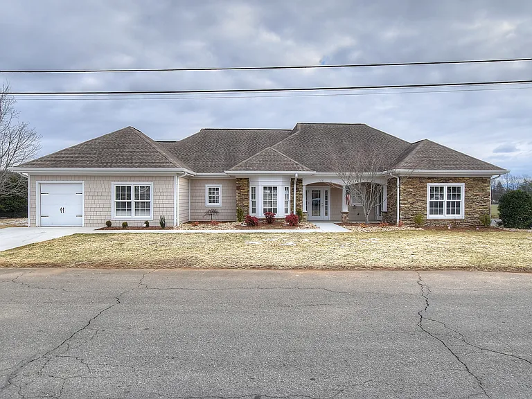 209 University Pkwy #10 — Photo 1