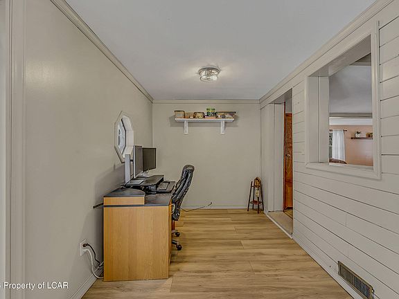 5th image of 406 Reyburn Rd