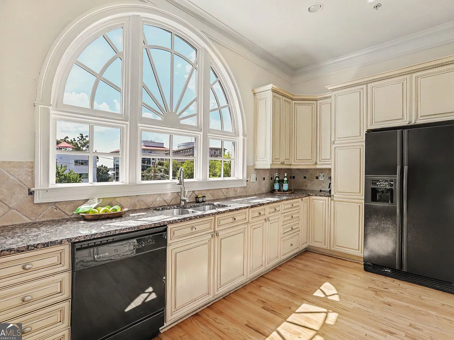 3 bed, 2.5 bath, 2320 sqft, $5,000 — Photo 3