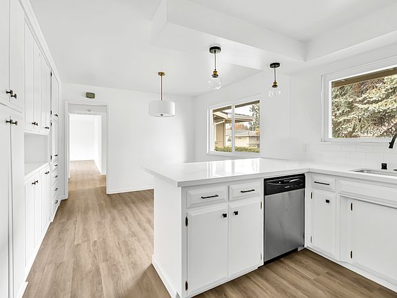 3rd image of 1028 Lake Glen Way