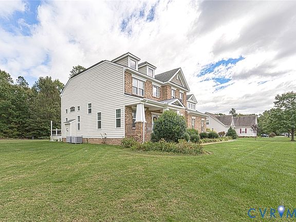 3rd image of 9118 Colonnade Cir