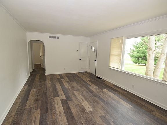 4th image of 1803 Hillcrest Dr
