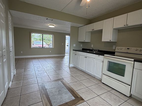 4th image of 4212 Desoto Ave #27