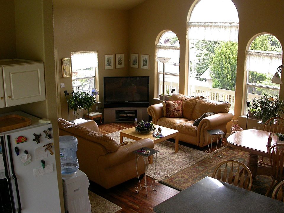 Bright Open Livingroom, Diningroom, Kitchen