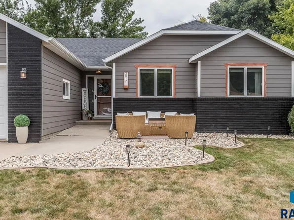 2017 S Thatcher Cir, Sioux Falls, SD 57106