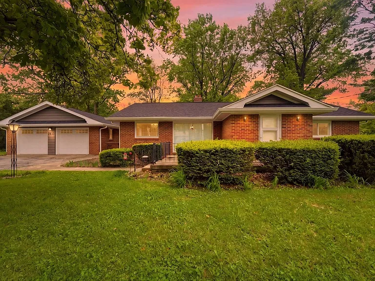 3233 Brady Ln — Photo 2