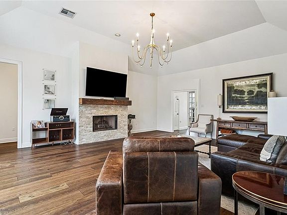 4th image of 537 Evergreen Dr
