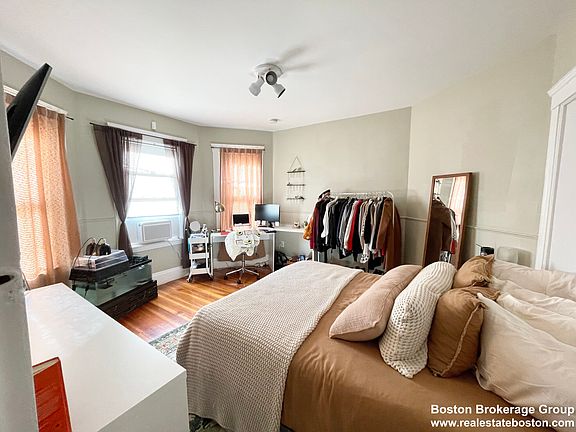 5th image of 9 Taft St #1