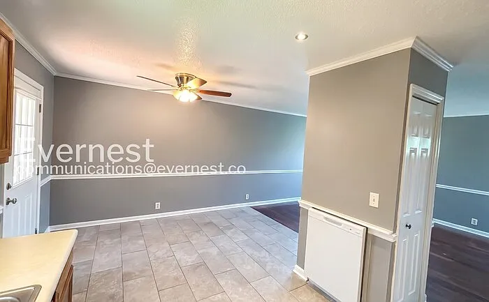 137 Jason Ct — Photo 6
