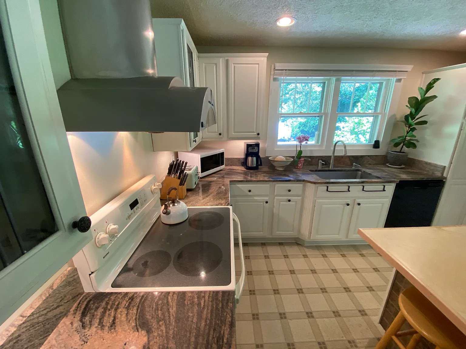 3 bed, 1.5 bath, 1653 sqft, $2,600 — Photo 4