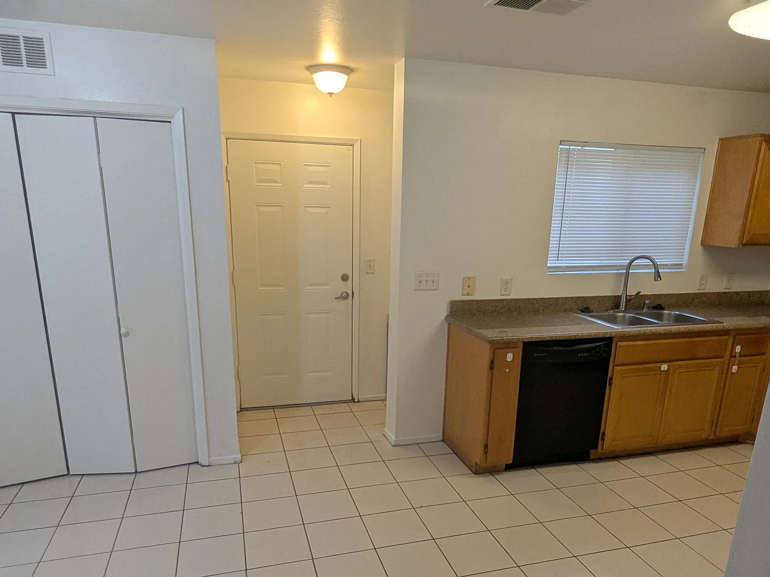 600 E Hosking Ave — Photo 1