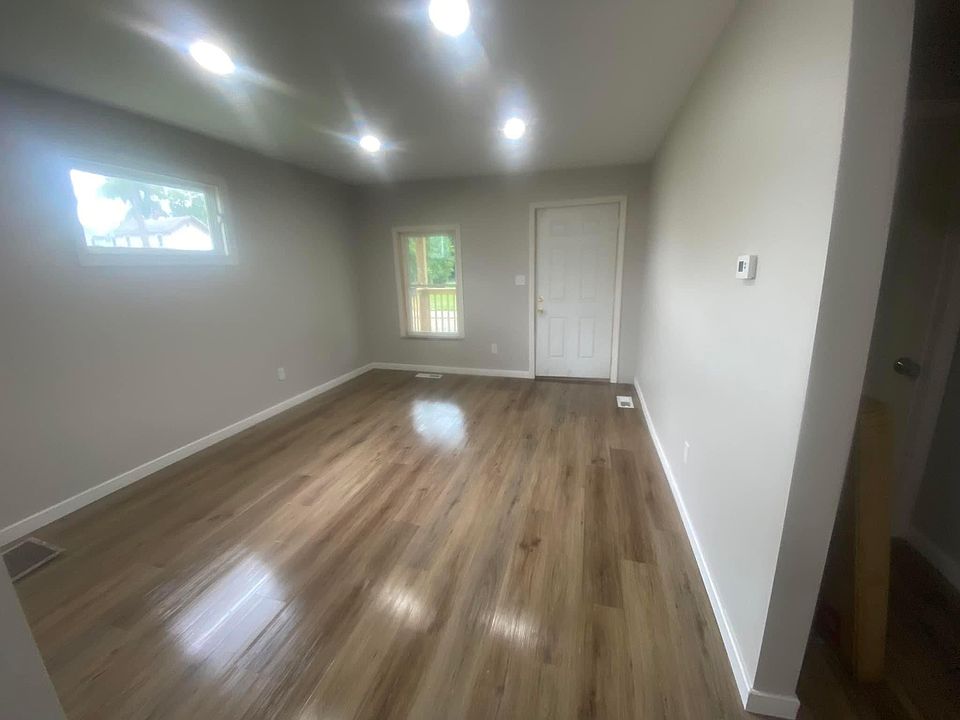 2nd image of 2135 6th St