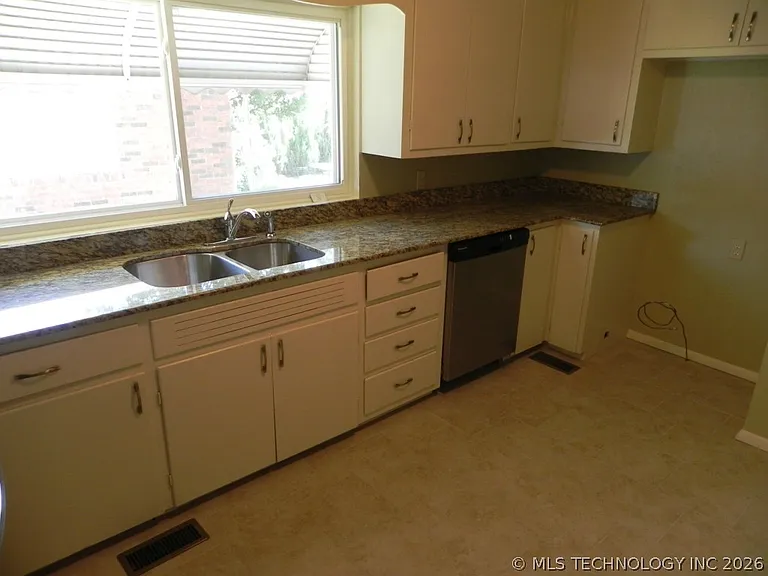 2206 E 19th St — Photo 4