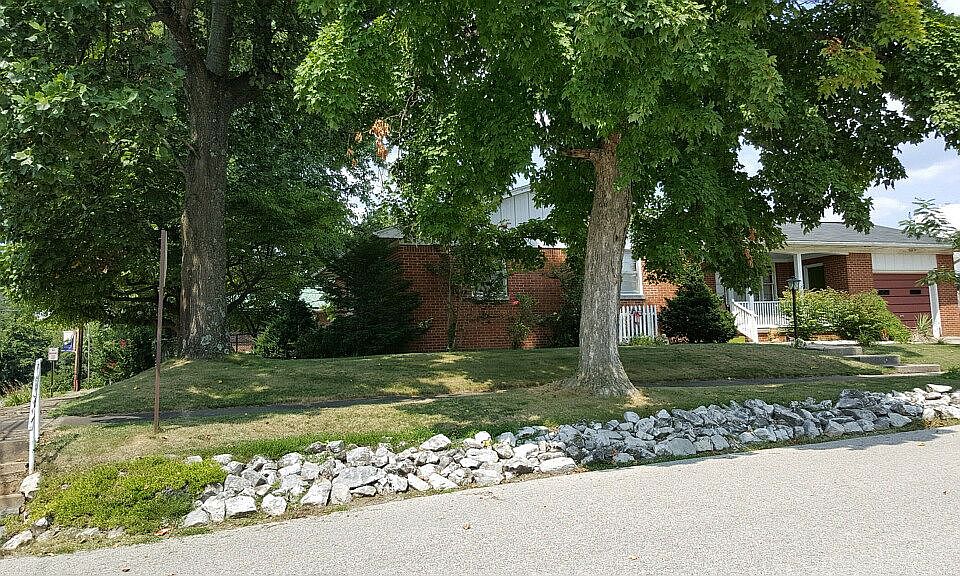 2nd image of 631 Sherman St
