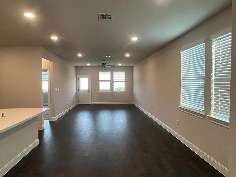 15501 Ellinger Dr — Photo 4