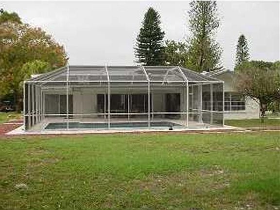 4th image of 7751 Holiday Dr
