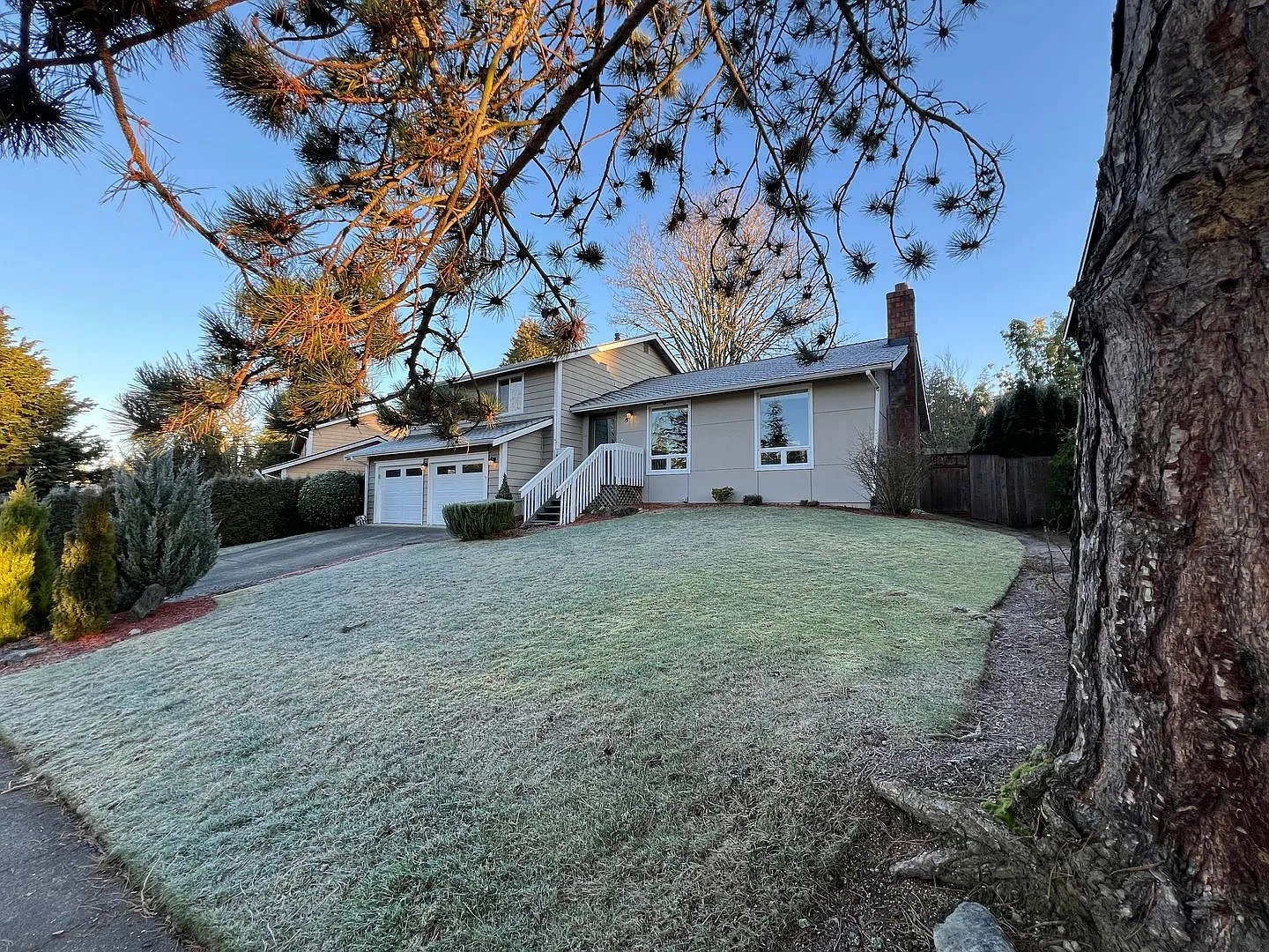 3 Bedroom 2.5 Bath in Desirable Renton Fairwood Greens — Photo 2