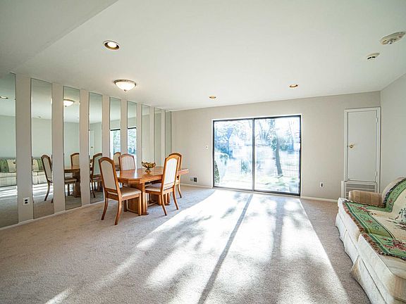 2nd image of 9 Cambridge Dr W