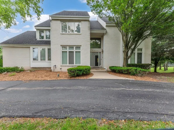 6297 Nicholas Dr, West Bloomfield, MI 48322