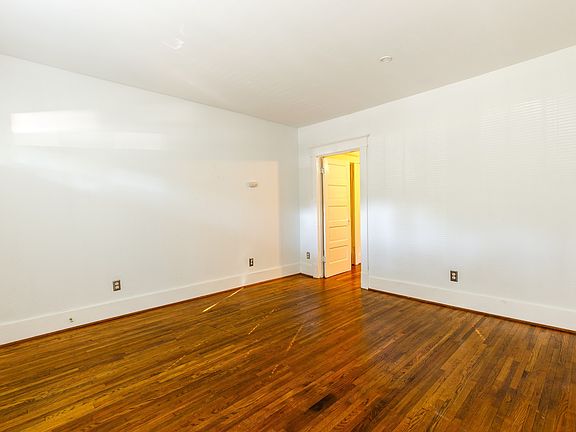 4th image of 605 Park Cir