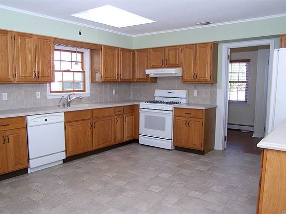 2nd image of 224 Clinton Ave