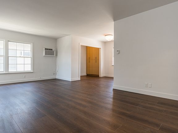 3rd image of 13503 Moorpark St APT 6