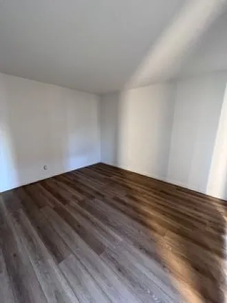 555 E Olive Ave — Photo 11