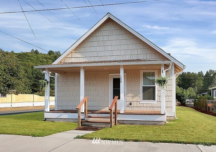 Welcome Home to this adorable remodeled 4 bedroom home!