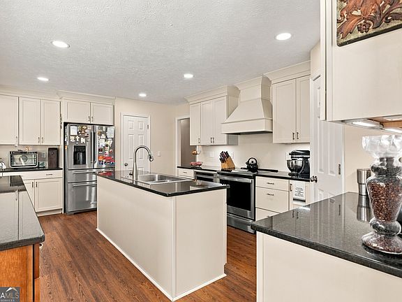 3rd image of 17 Bennington Dr NW