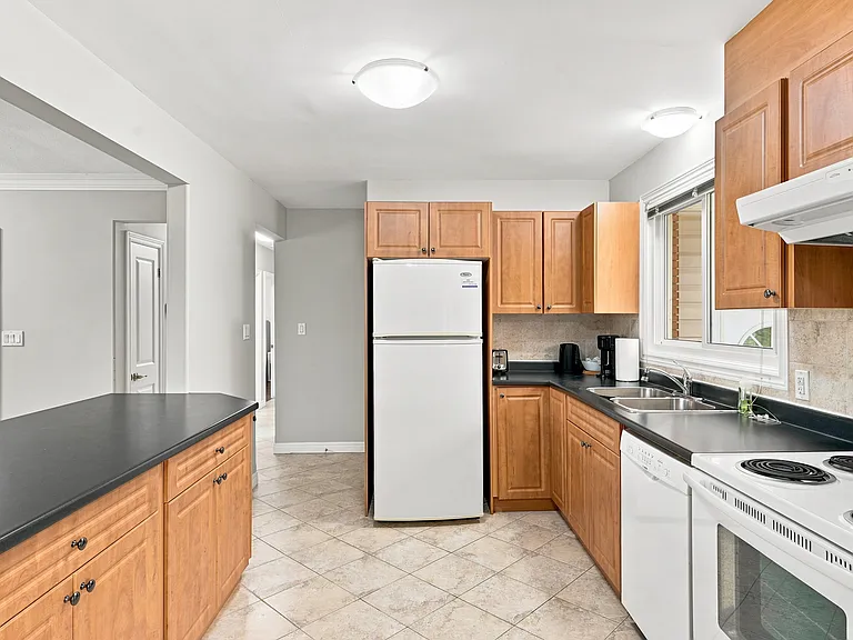 240 Lakeshore Rd #1 — Photo 8