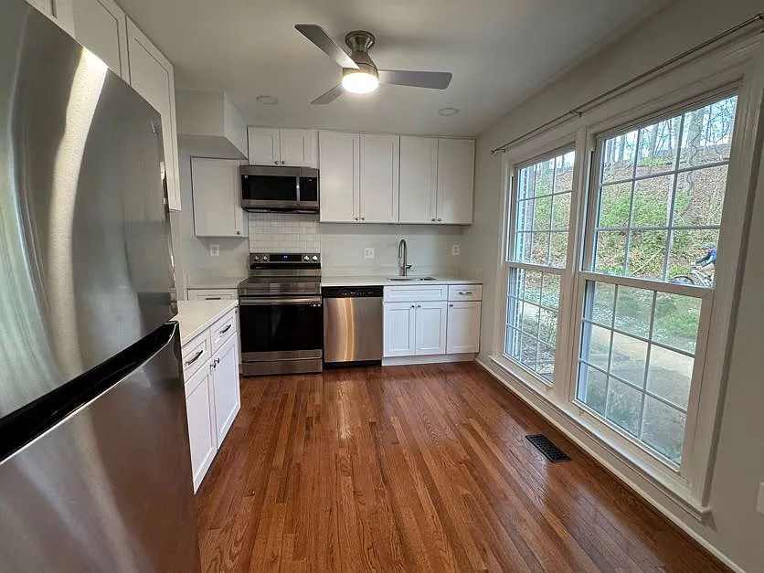 Kitchen - 5215 Lonsdale Dr