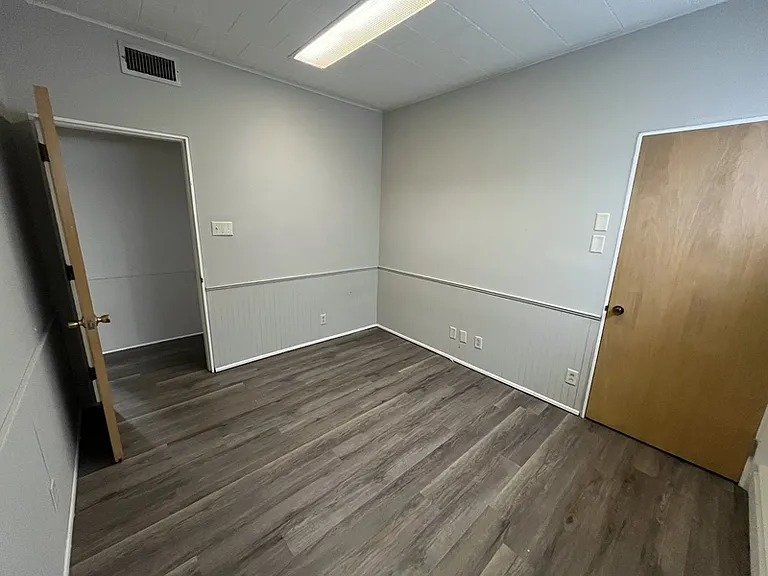 708 Saint Clair Ave — Photo 13