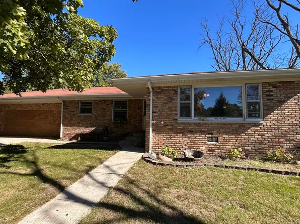 211 Carnation St NE, Demotte, IN 46310