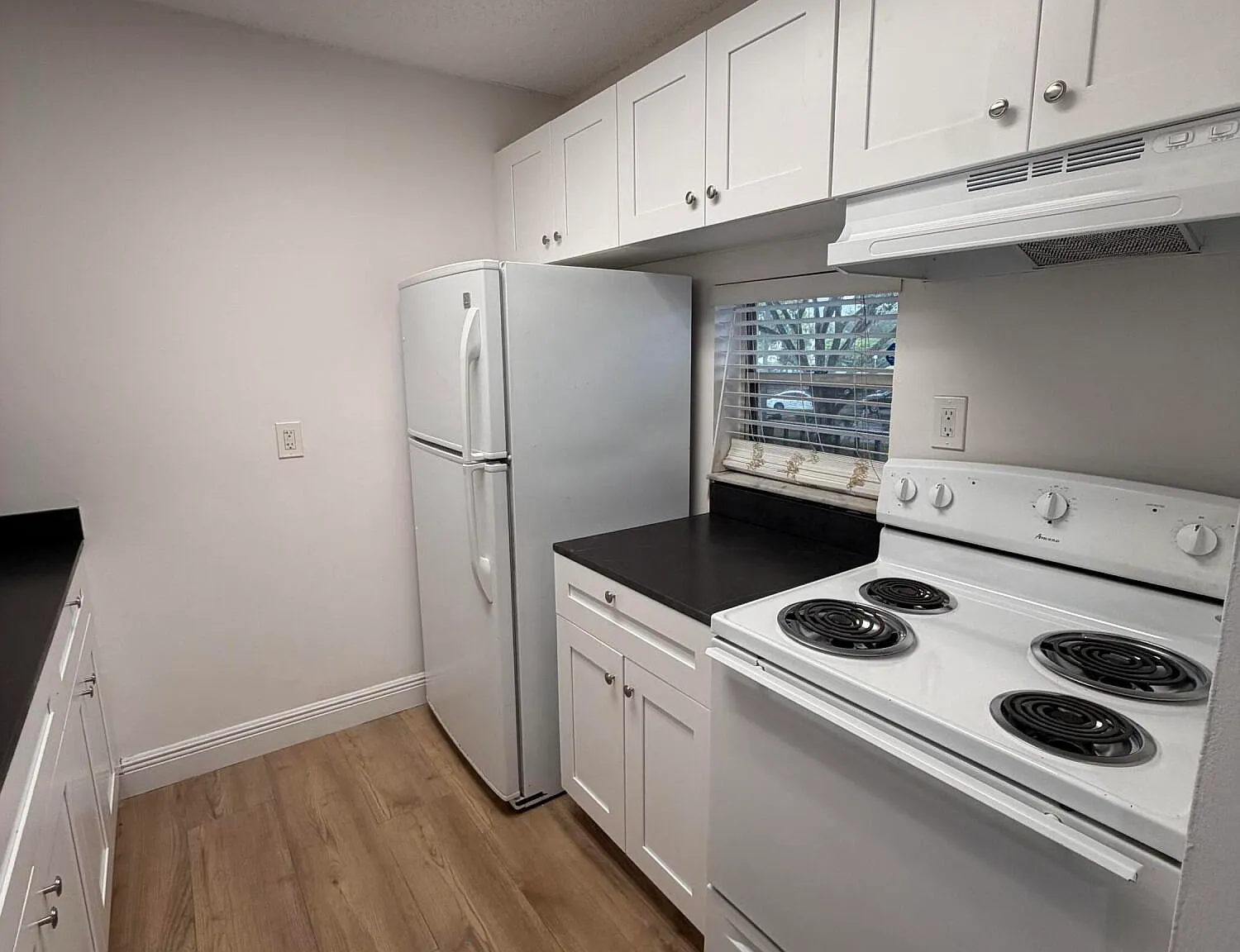 2 bed, 1.0 bath, 832 sqft, $1,800 — Photo 2