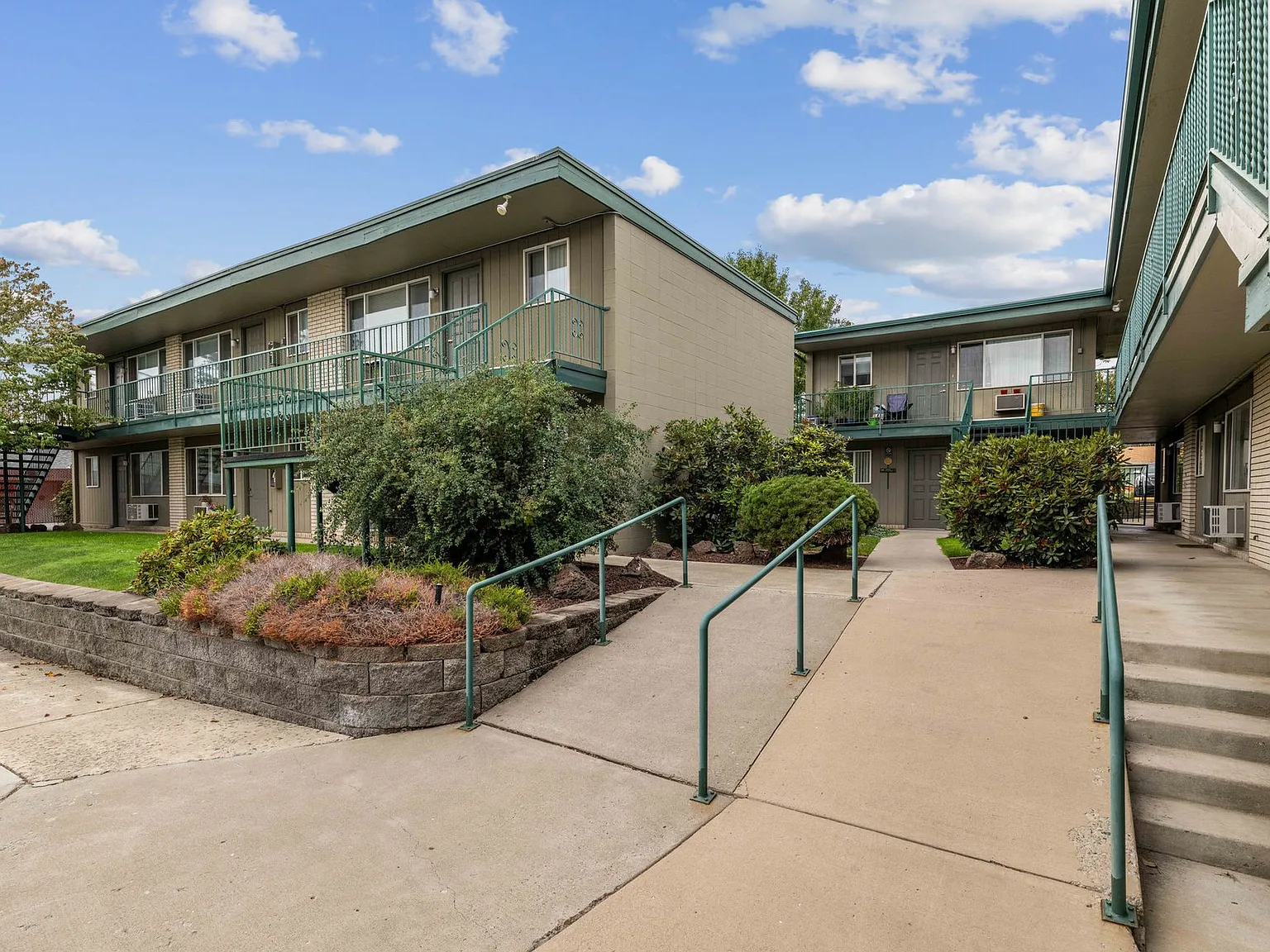 The Oaks Apartments — Photo 3