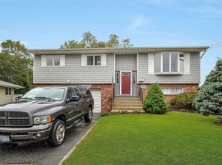 16 Columbine Ave, Islip, NY 11751