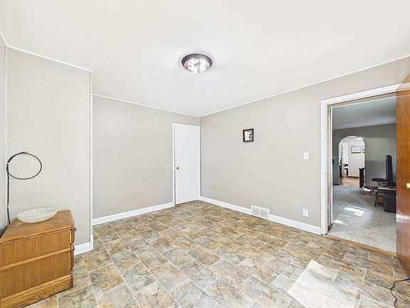 3rd image of 512 2nd St SE