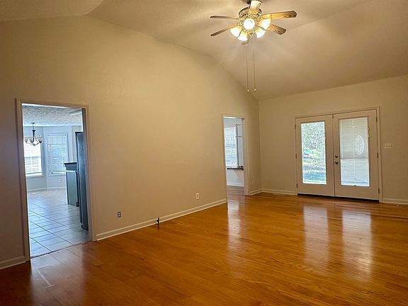 3rd image of 130 Glen Dr