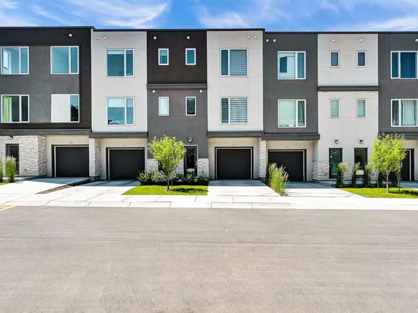 426 E Shawnee Sq SW, Calgary, AB T2Y 0W4