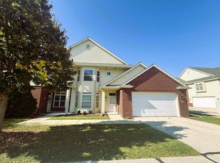 586 Grandview Ct UNIT B, Pewaukee, WI 53072