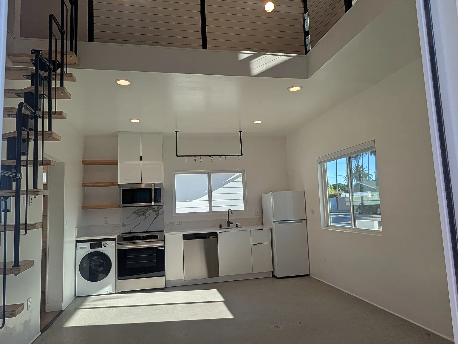 2 bed, 618 sqft, $4,325 — Photo 2