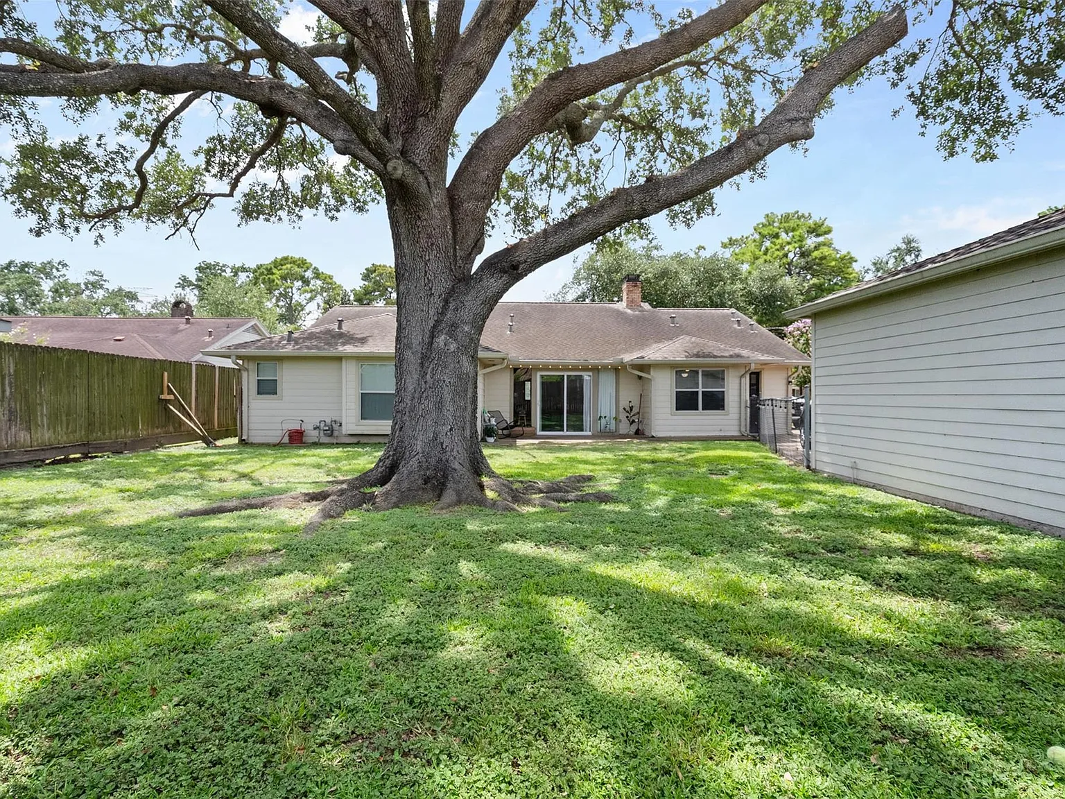 4 bed, 2.0 bath, 2059 sqft, $2,600 — Photo 3