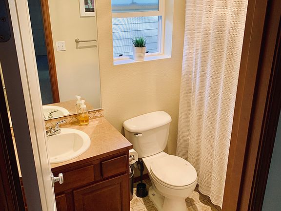 4th image of 204 100th Ave NE
