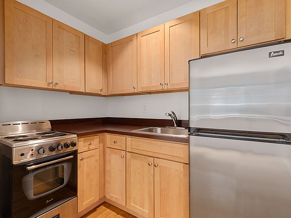 3rd image of 309 W 30th St APT 5C