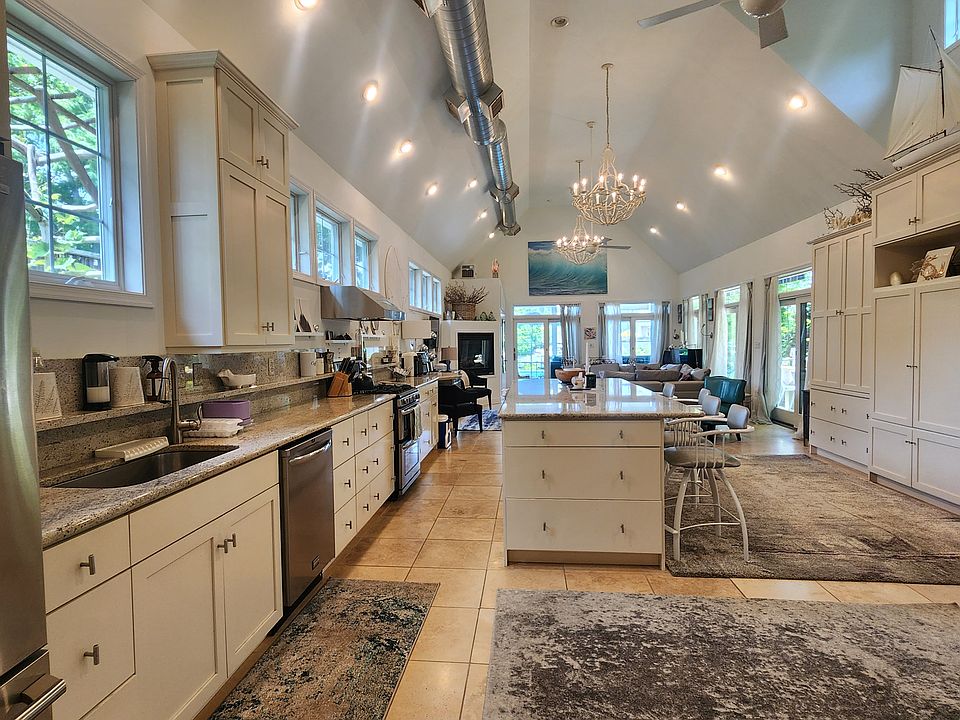 Open concept living, dining, and kitchen