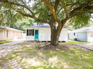 1011 S 13th St, Nederland, TX 77627