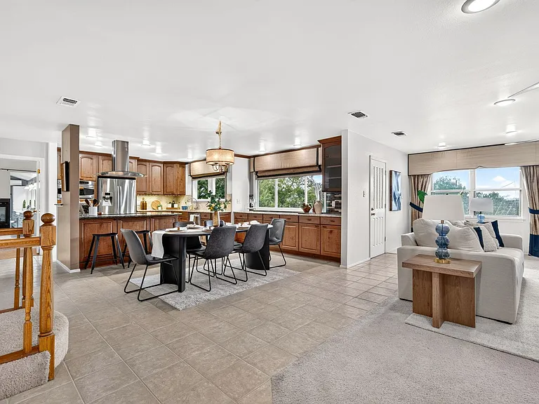 700 Rogart Dr — Photo 5