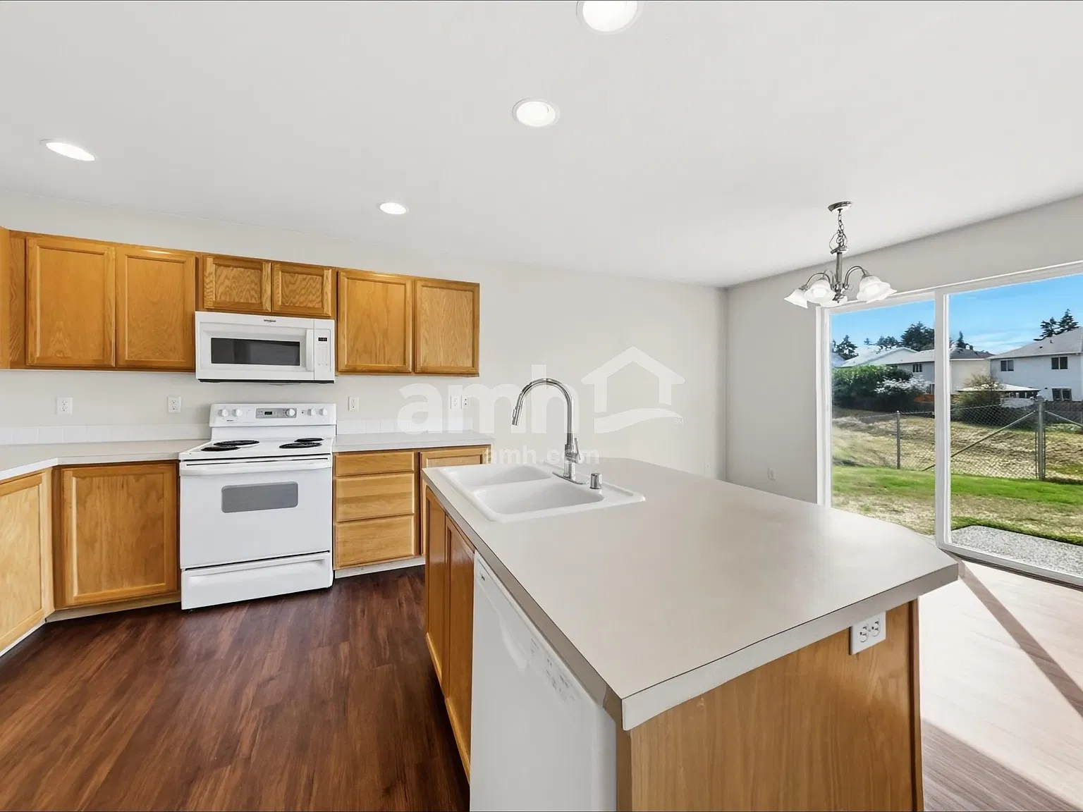 3 bed, 2.5 bath, 1600 sqft, $2,660 — Photo 3