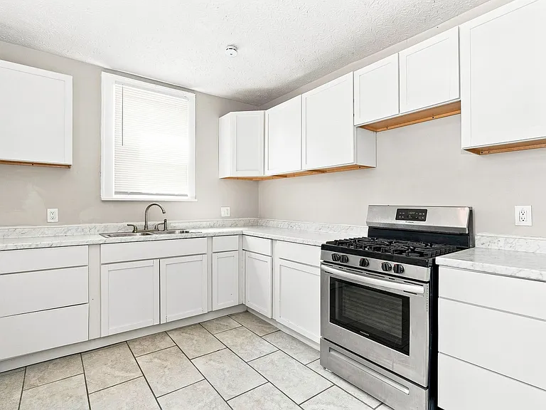 130 S Highland Ave — Photo 6